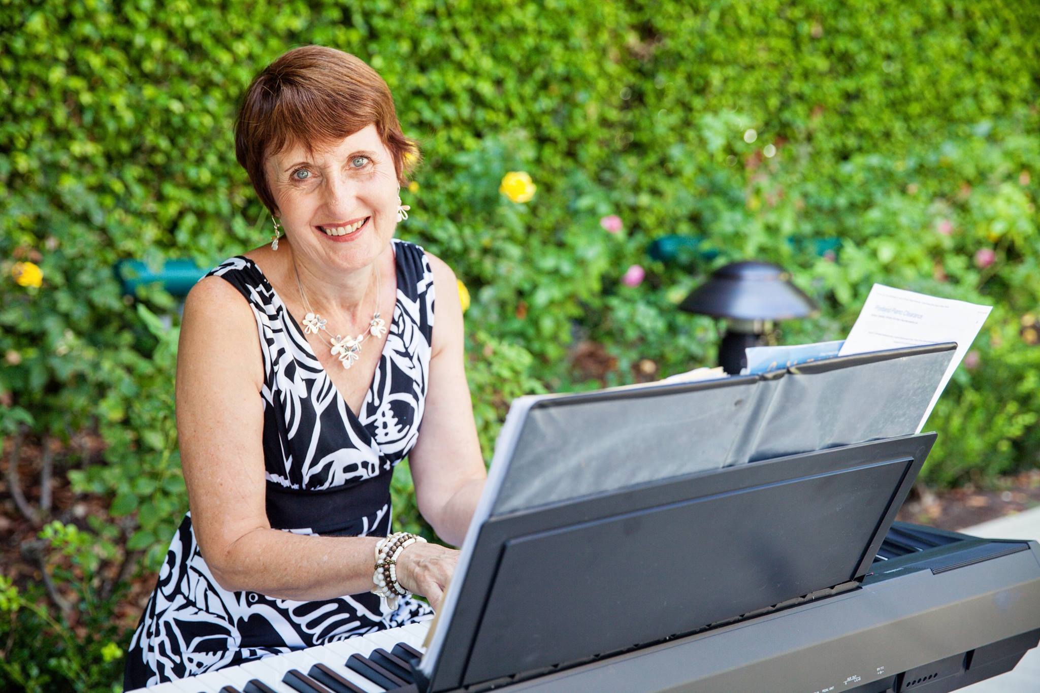 Linda Smith Piano player offers the joy of live music for seniors, whether it’s a party to celebrate Retirement, or a Saturday morning recital in a Retirement home