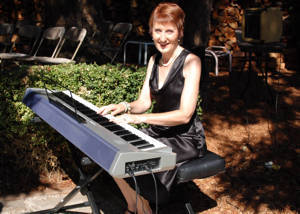  Linda Smith, Portland wedding pianist, is the perfect option for your wedding music. Linda loves to work closely with the bride and groom and covers everything from classic love songs to upbeat cocktail hour melodies. 